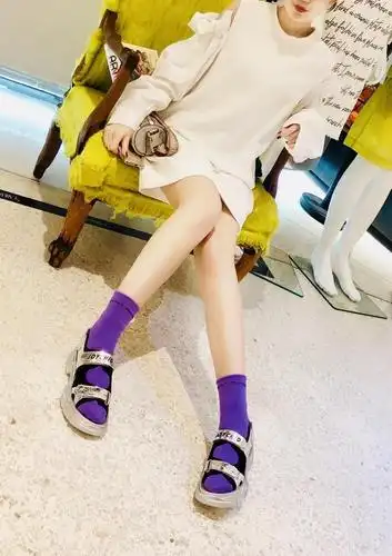 老爹同款凉鞋,搭配长筒袜非常帅气,还带有淡淡的复古气息