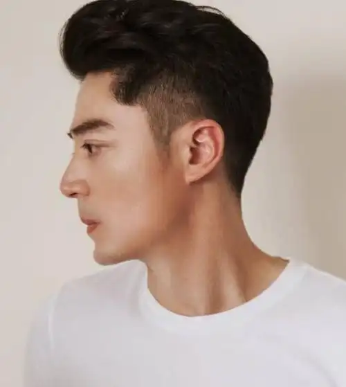 霍建华正脸照,这张照片中霍建华双臂贴身,身材笔挺面向镜头,像极了一