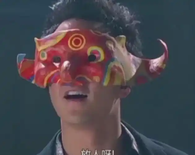 看到吴彦祖戴上面具后,有网友晒出了《新警察故事》的剧照,看看这两个