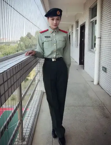 张馨予穿军装也太帅了吧!就是一个美貌和帅气并存的存在呀