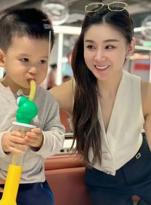 演员李小萌晒出俩儿子近照二胎宝宝养得白白胖胖很像爸爸王雷