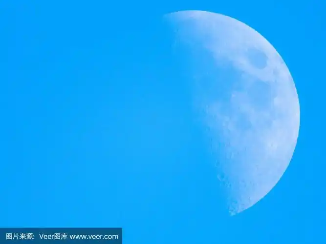 在寂静的天空中右半轮月亮的特写