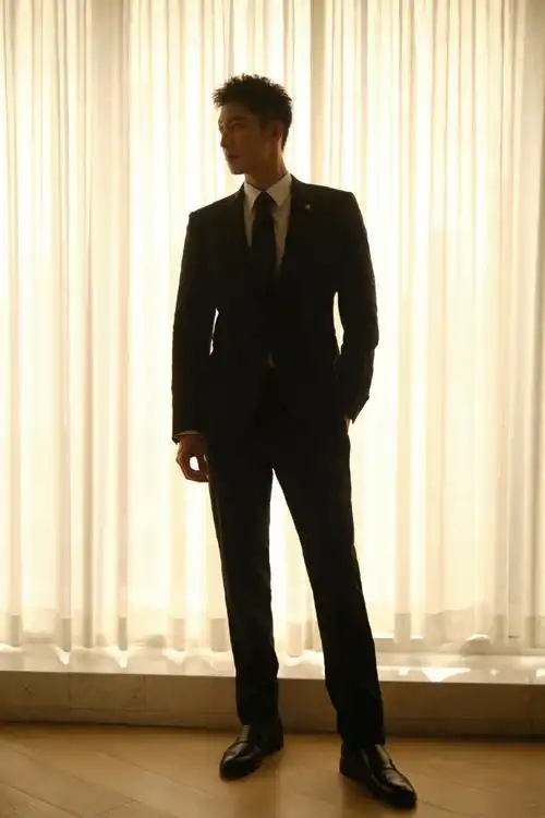 黄景瑜好高啊#黄景瑜的男友感真的好强啊宽肩大长腿,身材又超好～苏