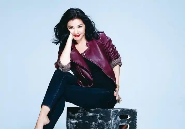 红姑钟楚红近照也老了,满脸皱纹显老态,但从不扮嫩美的很优雅_显得