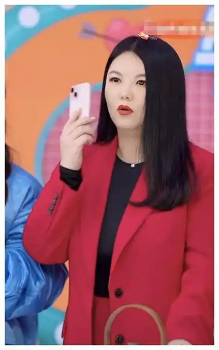 李湘复工引热议!与维嘉合体直播搂搂抱抱,胖出双下巴更显富态