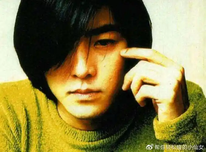 为什么郑伊健一把年纪还留着大妈头当看到他短发照瞬间明白了