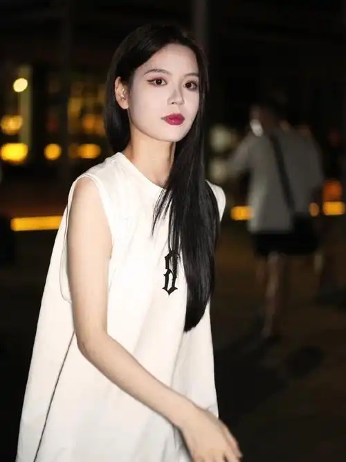 2001年5月1日出生于湖北省,中国内地女歌手,女子偶像团体 a target="