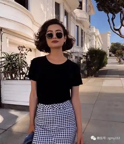 复古短卷发轻松吸引异性眼球 初秋一定要剪一款美美的!