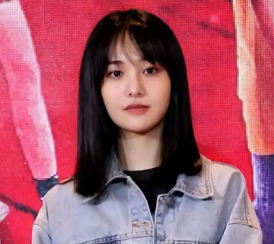 照片中郑爽一头灰紫色短发,很赶潮流,不过近