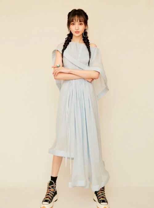 郑爽真是"甜美"小仙女,锁骨发搭配白色连衣裙清爽时髦,美腻了