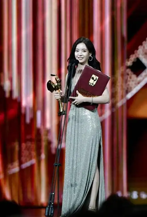 一起摇太阳》中的杰出表现,击败张子枫获得第37届金鸡奖最佳女主角!