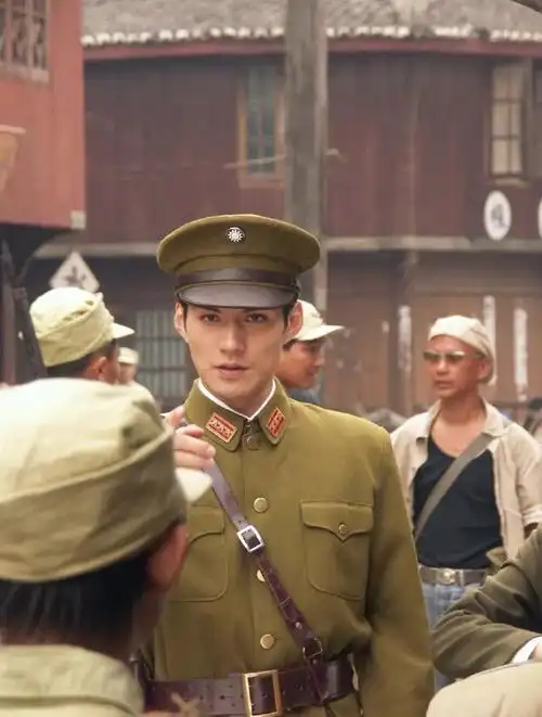 谁说严宽就适合古装半永久,明明穿上制服也很可.