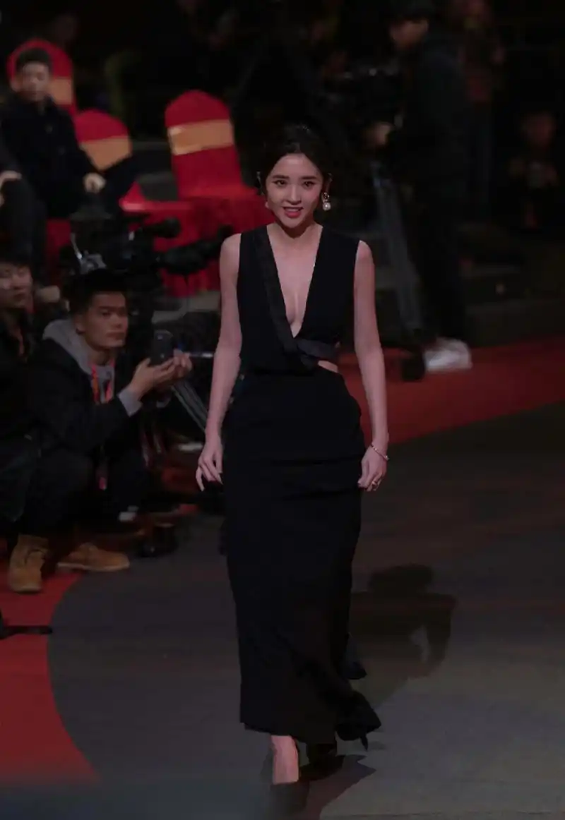 唐艺昕深v礼服,配她这个身材恰到好处,看着很舒服!