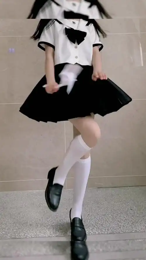 黑色水手服搭配白色小腿袜,不信你不喜欢看