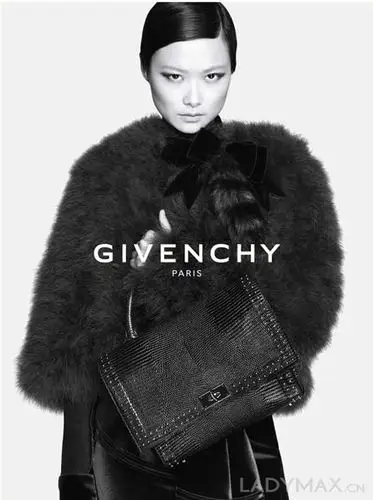 代言人   今日,givenchy 纪梵希正式面向全球发布史上首支由中国明星
