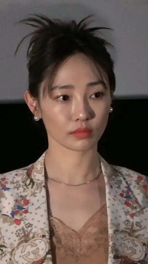 影后白百何携电影门锁强势回归身着白色印花西装出席门锁首映礼状态