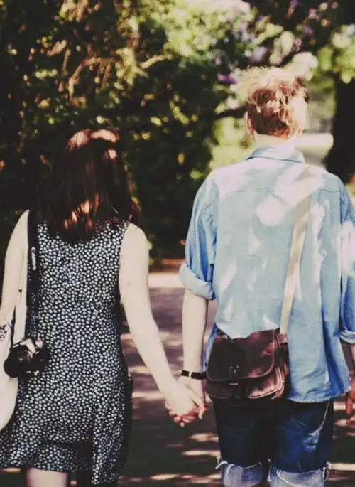 关于朋友圈秀恩爱的说说一段话配图「搞笑」 _qq说说网