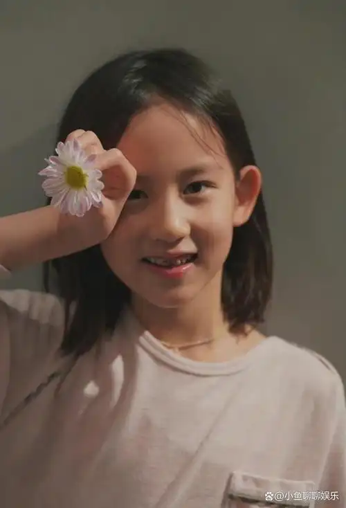 孙莉晒二女儿近照,多妹染指甲戴牙箍超爱美,嘟嘴的样子好像黄磊