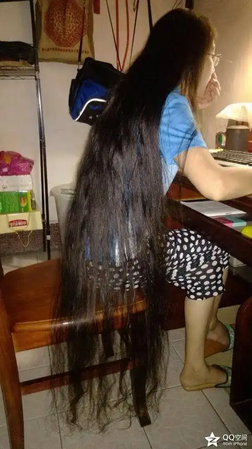 玩电脑的长发女