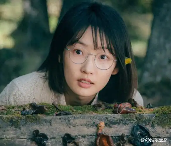 周依然:素颜出镜仍火爆全网,大咖争相合作,张艺谋的话再次应验