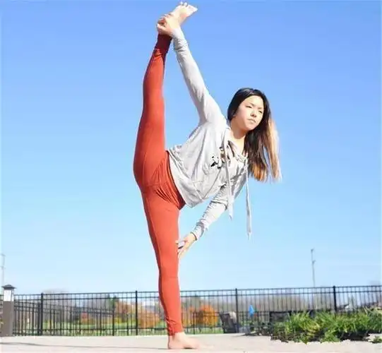 那么,在我们的瑜伽练习中,如何改善横劈较难的状态呢?