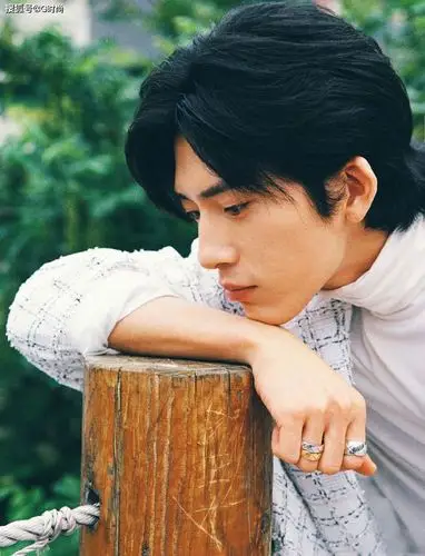 井柏然身穿白色高领衫搭配斜纹软呢外套 清爽随性