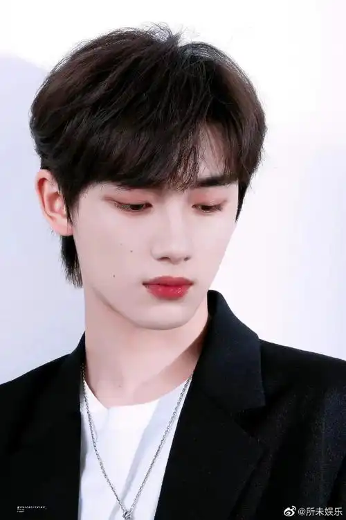 丁程鑫晒自拍比耶##丁程鑫帅气怼脸自拍