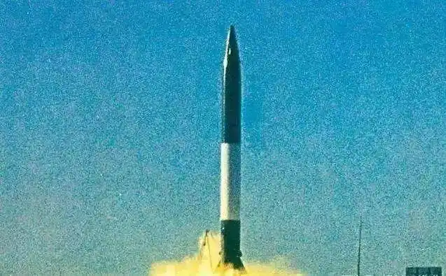"1960年11月,我国第一枚国产地地导弹"东风一