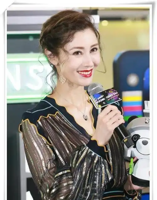 李嘉欣终究还是老了!参加活动笑出4层皱纹,穿露肩装气质仍高级