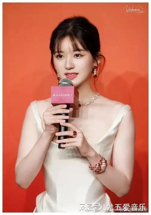 这位↓和邢菲合作过《恶魔少爷别吻我》↓2018年左右,李宏毅和赵露思