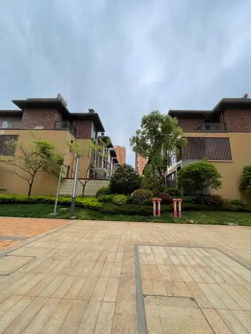 海伦保大城小院一梯两户小高层单价4900急售48万