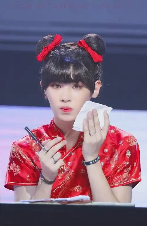 惊艳四座的女装大佬#我看非我们黄春卷莫属吧justin黄明昊可盐可甜