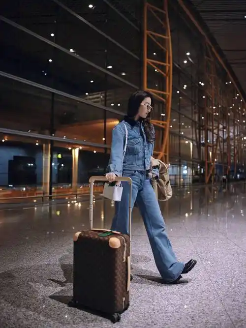 刘亦菲启程巴黎时装周,牛仔套装活力青春