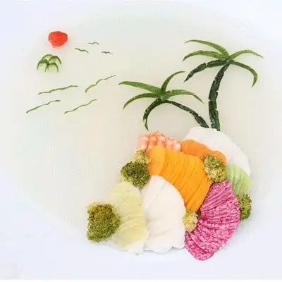 冷拼也称花色冷盘,花色拼盘等,是指利用各种加工好的冷菜原料,采用不