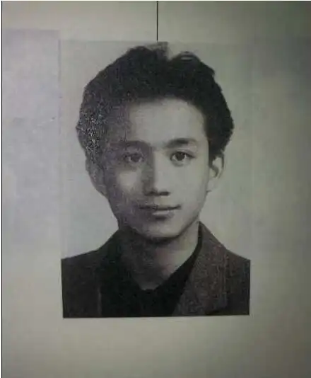 当年陈凯歌就看了黄磊的一张证件照,把他锁定为第二男主角,当时黄磊还