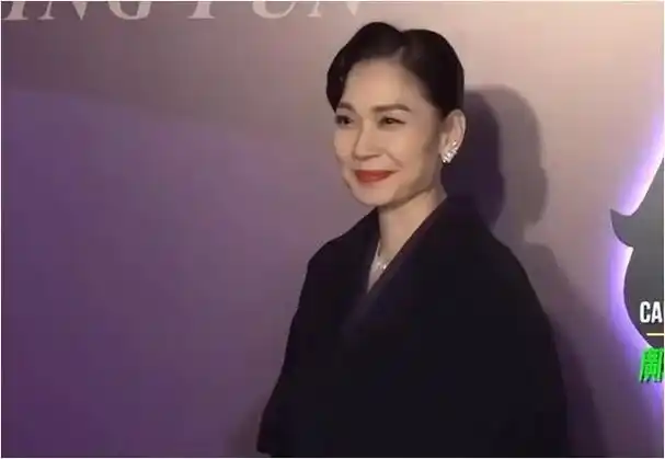 王力宏已经47岁了,但他看起来依然年轻,仿佛岁月在他身上没有留下任何