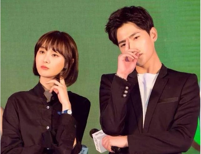 郑爽摸耳动作太有爱!除了杨洋,他也曾被摸过