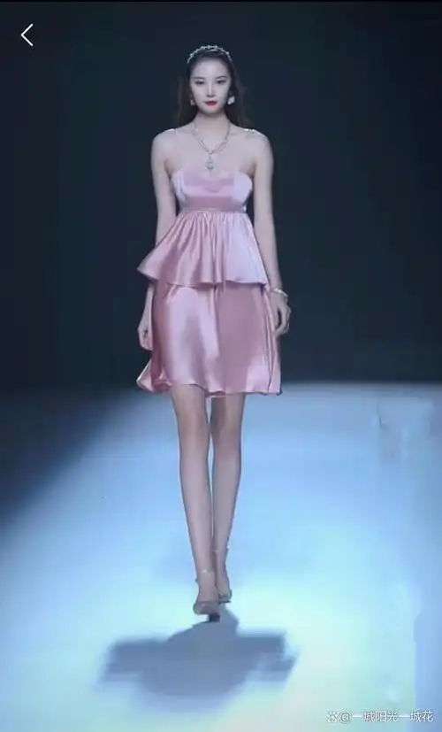 国内超模t台时装秀:云想衣裳花想容,春风拂槛露华浓