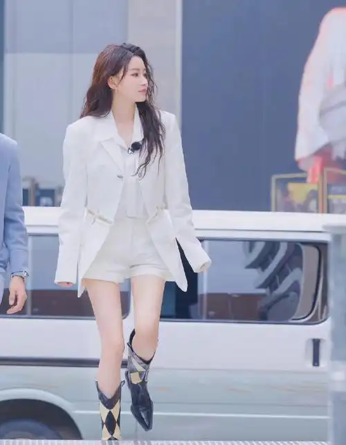 孙怡三里屯白色西装路透