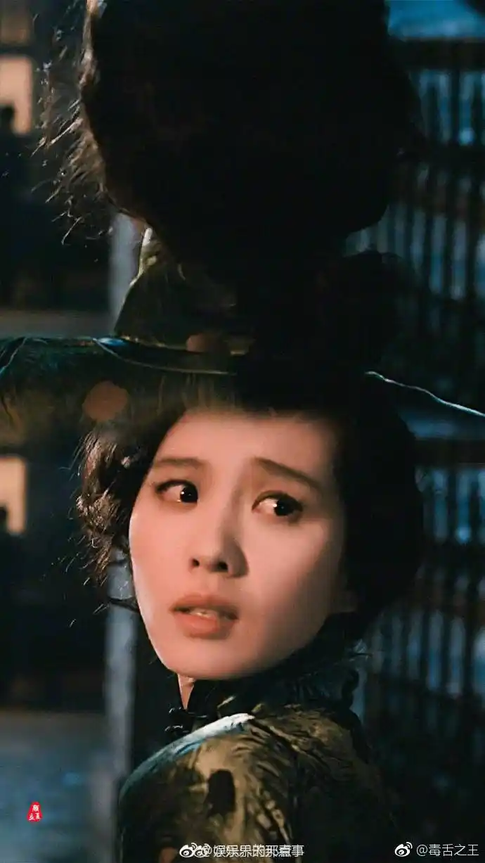 穿着旗袍抽烟的刘诗诗实在是太惊艳了,哀怨的眼神超有戏的!