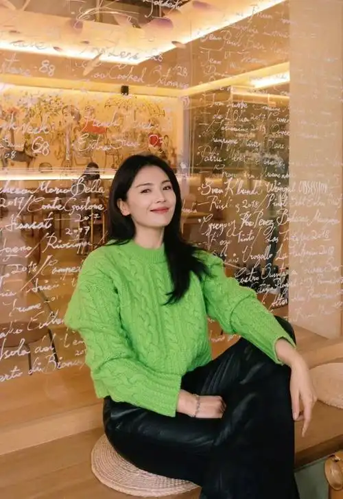 刘涛也太会穿了吧,亮绿色毛衣搭黑色皮裤,时尚又减龄!