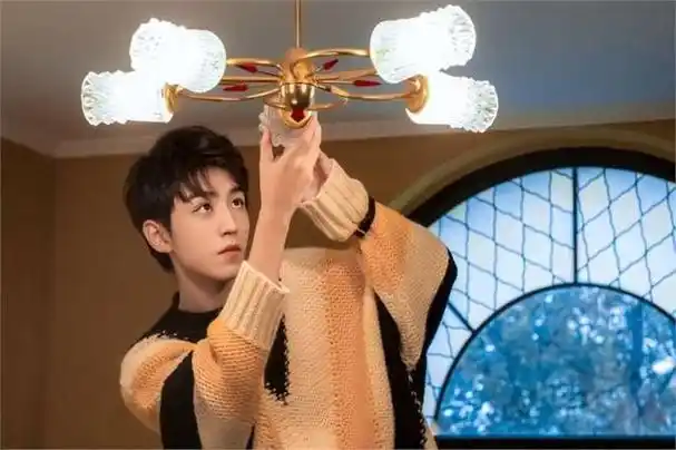 有些人认为王俊凯最初就是因为唱歌而广受欢迎,因为他的嗓音和演唱时