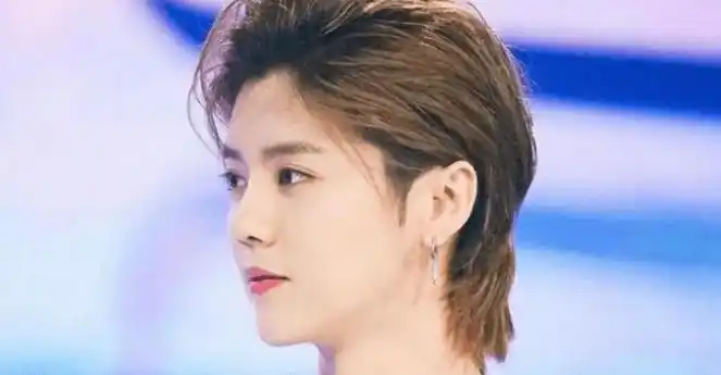 鹿晗亮相线下活动,寸头短发丝毫不见娘气!