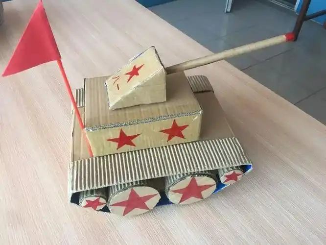 巧手慧心献礼祖国菜市小学军事小制作大赛