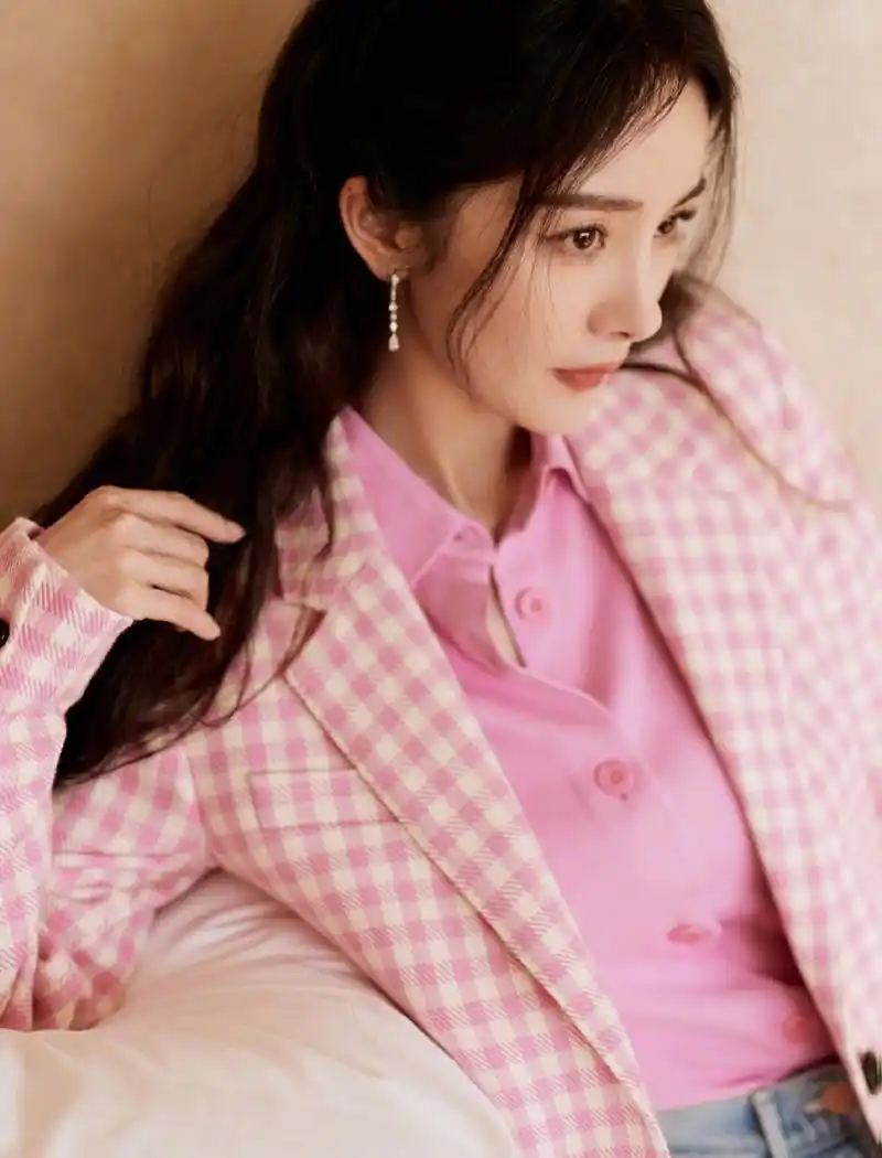 杨幂# 一袭粉色格子西装配牛仔裤,脚蹬白色高跟鞋,雪肤玉貌的容颜