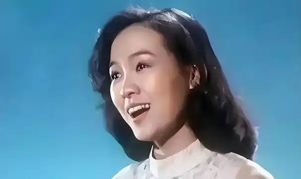 她早就不是中国籍了屡次登上春晚走红当初嫁给洋老公遭嫌弃