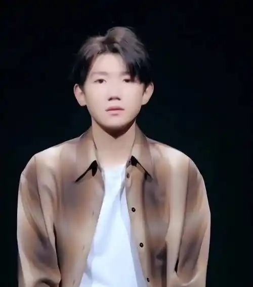 看到王俊凯和易烊千玺"新身份"才懂,内娱留给王源的时间不多了