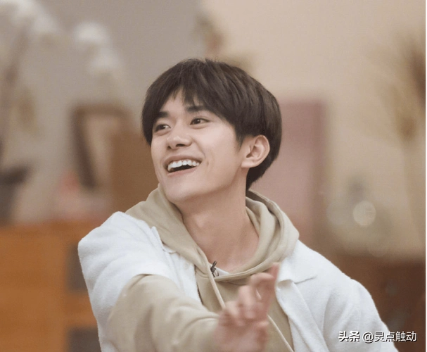 杂志访问中,也曾提到过一个小学同学,这名小学同学叫"阿深",千玺在