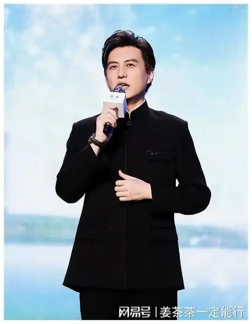 靳东参加两会他身份好厉害穿蓝色西装帅气儒雅领导范儿十足