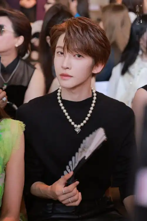 刘宇海外人气##刘宇巴黎时装周g社生图